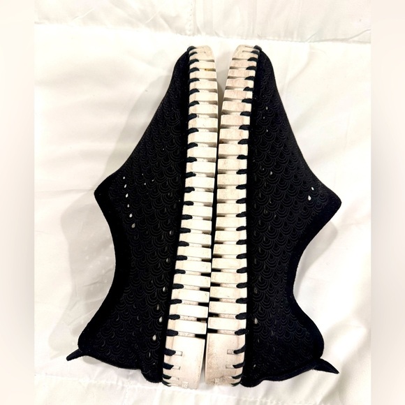 Ilse Jacobsen Tulip Perforated Sneaker (Women)
Size 40 Size 10 - Picture 5 of 7